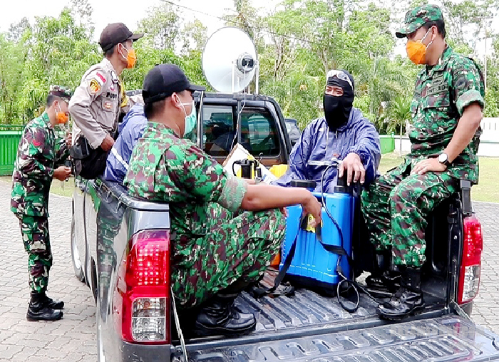 Bupati Bintan Apri ikut turun bersama TNI-Polri dalam kegiatan penyemprotan disinfektan di Bintan